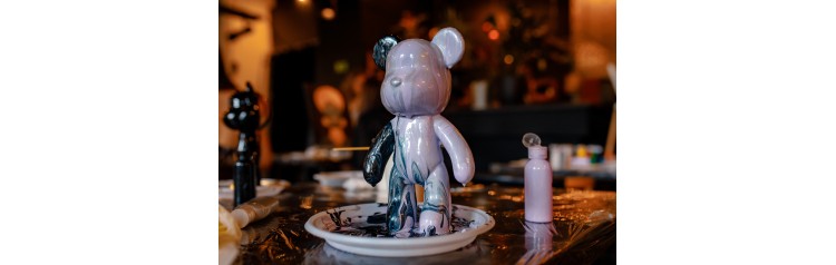 Роспись мишки Bearbricks в технике флюидарт (2024-12-15)