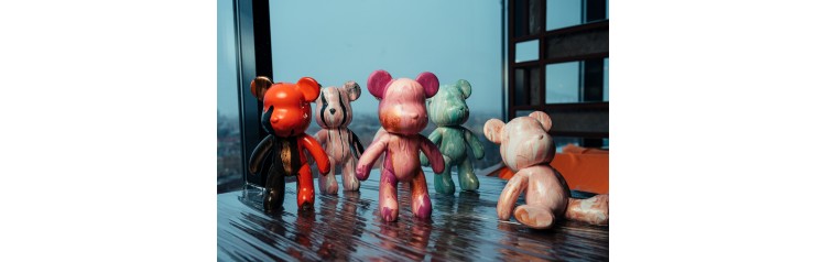 Роспись мишки Bearbricks в технике флюидарт (2024-11-16)