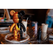 Роспись мишки Bearbricks в технике флюидарт (2024-10-31)