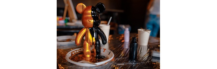 Роспись мишки Bearbricks в технике флюидарт (2024-10-31)