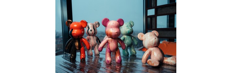 Роспись мишки Bearbricks в технике флюидарт в ресторане Tillander (2025-10-31)